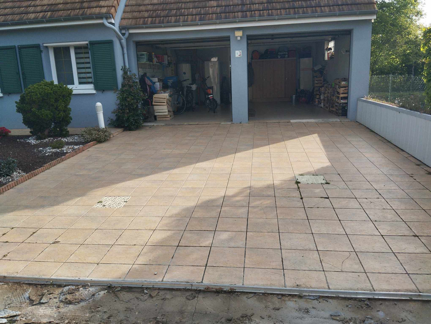 Cour en enrobé à chaud | Porche d’entrée en pavé pierre naturelle