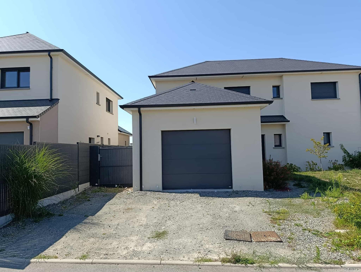 Terrasse en grès cérame | Clôture bois | Jardinière en ardoise