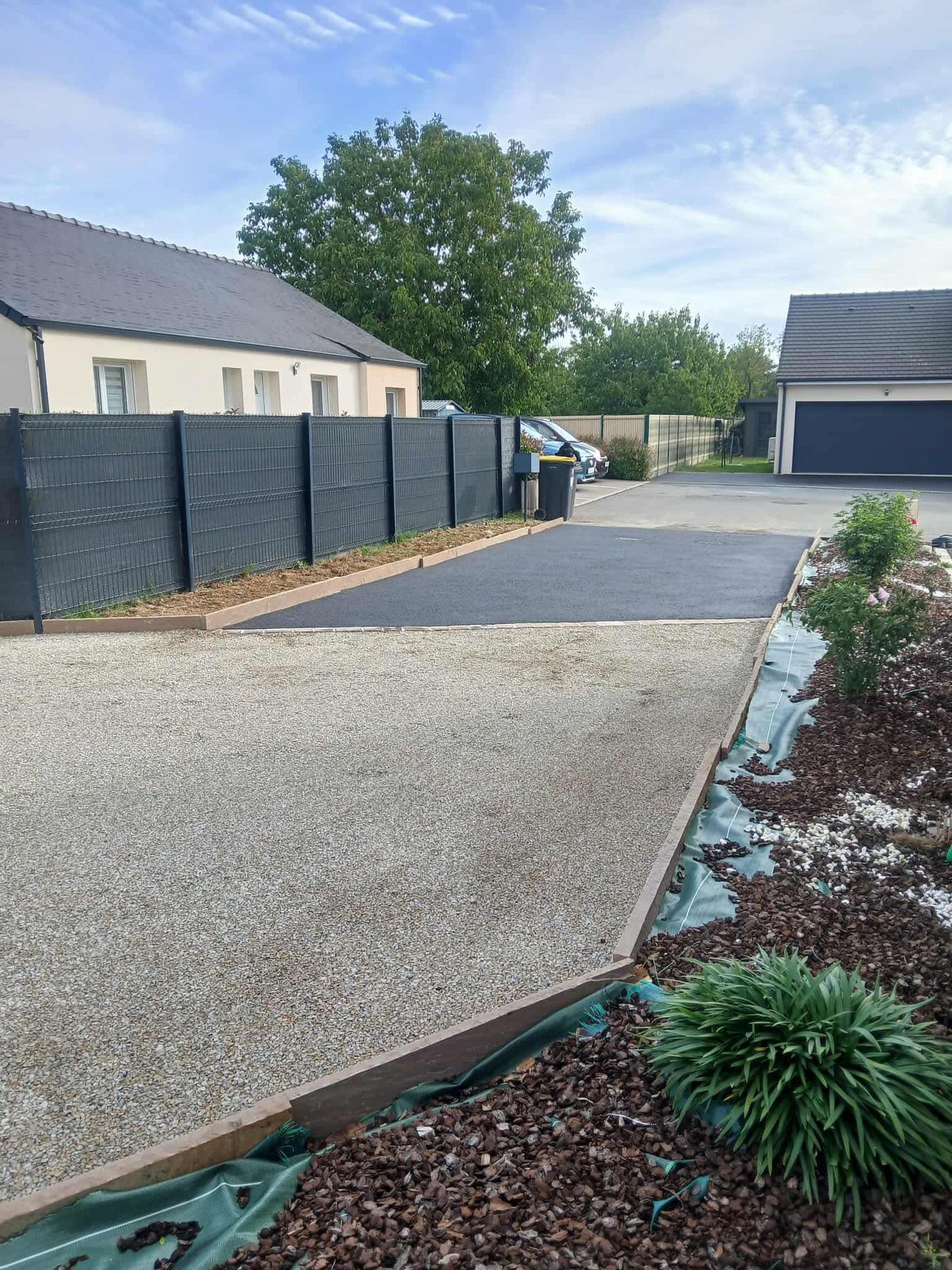 Cour en enrobé à chaud noir intense