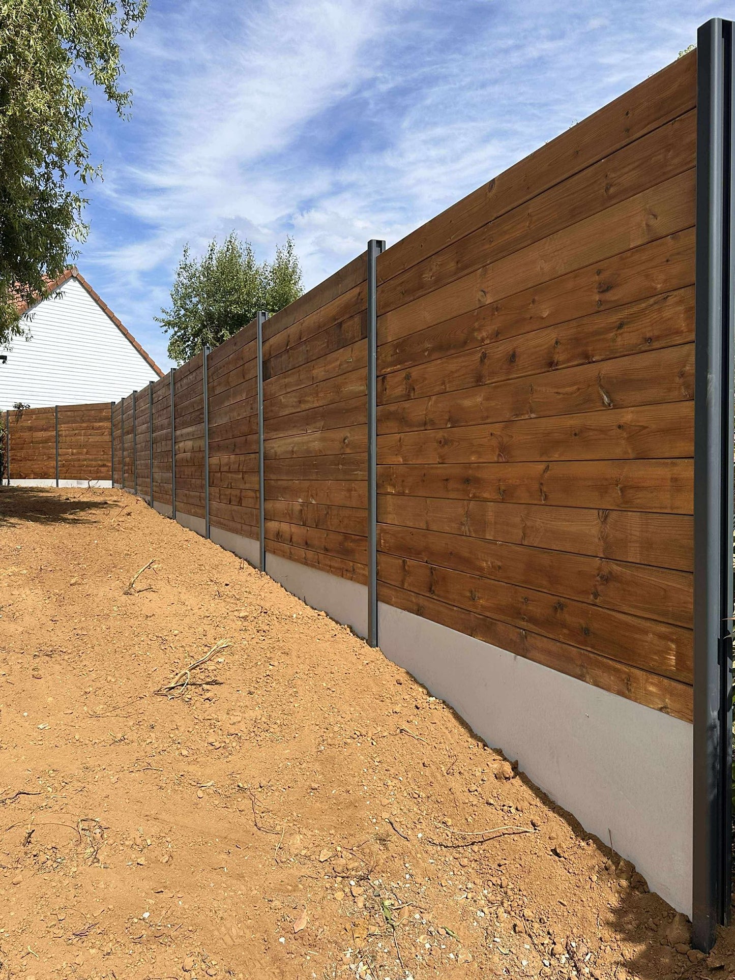 Clôture en bois avec poteaux en aluminium