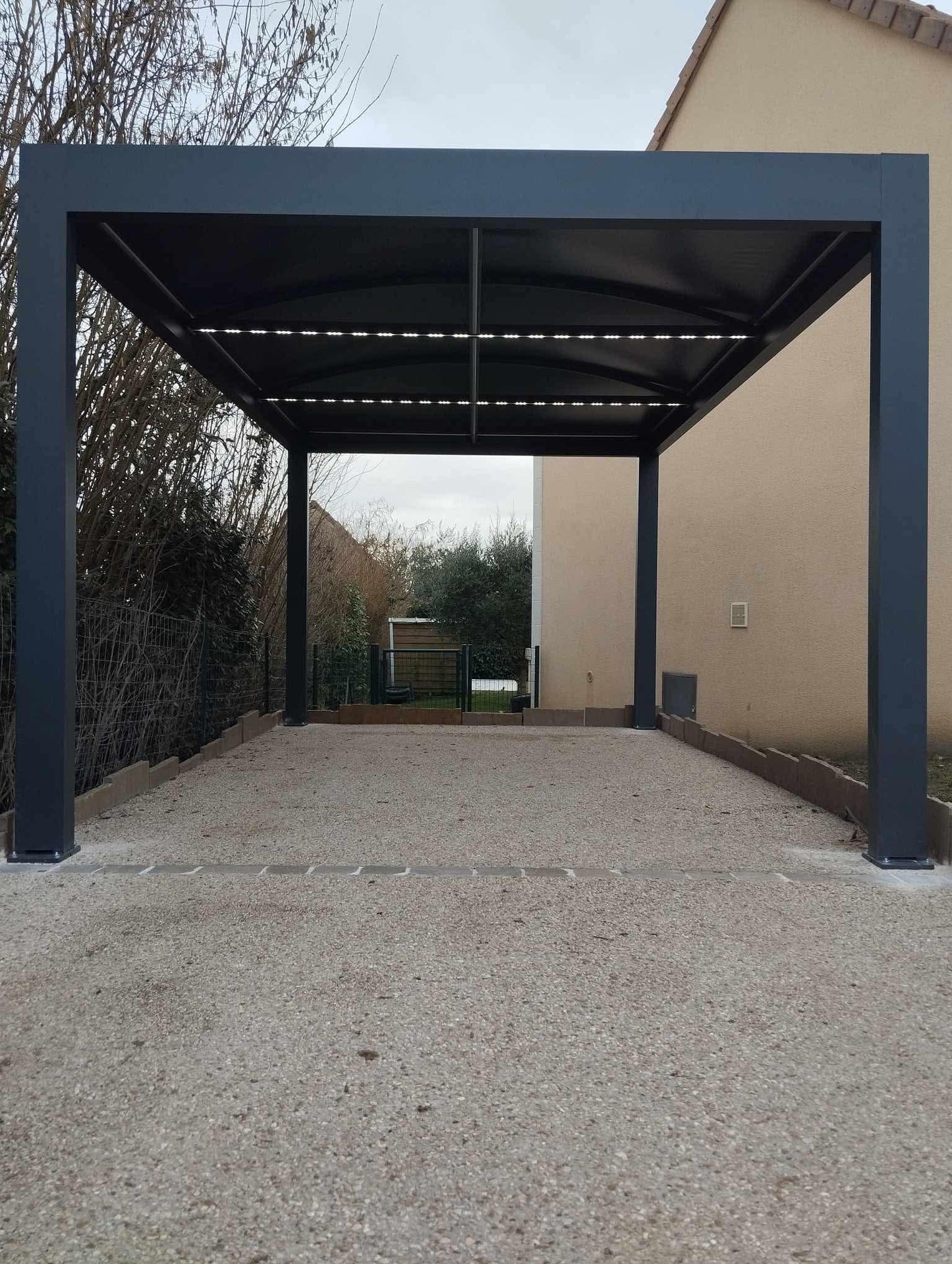 Cour béton désactivé | Carport | Portail