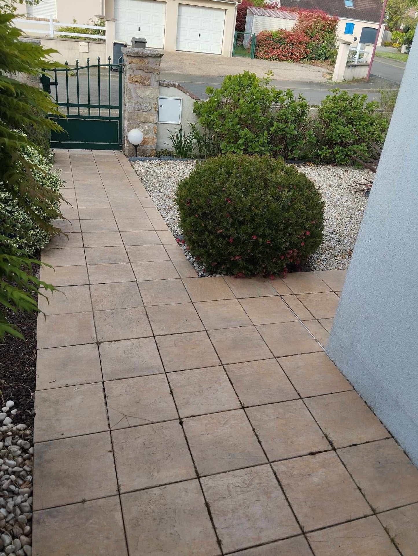 Cour en enrobé à chaud | Porche d’entrée en pavé pierre naturelle