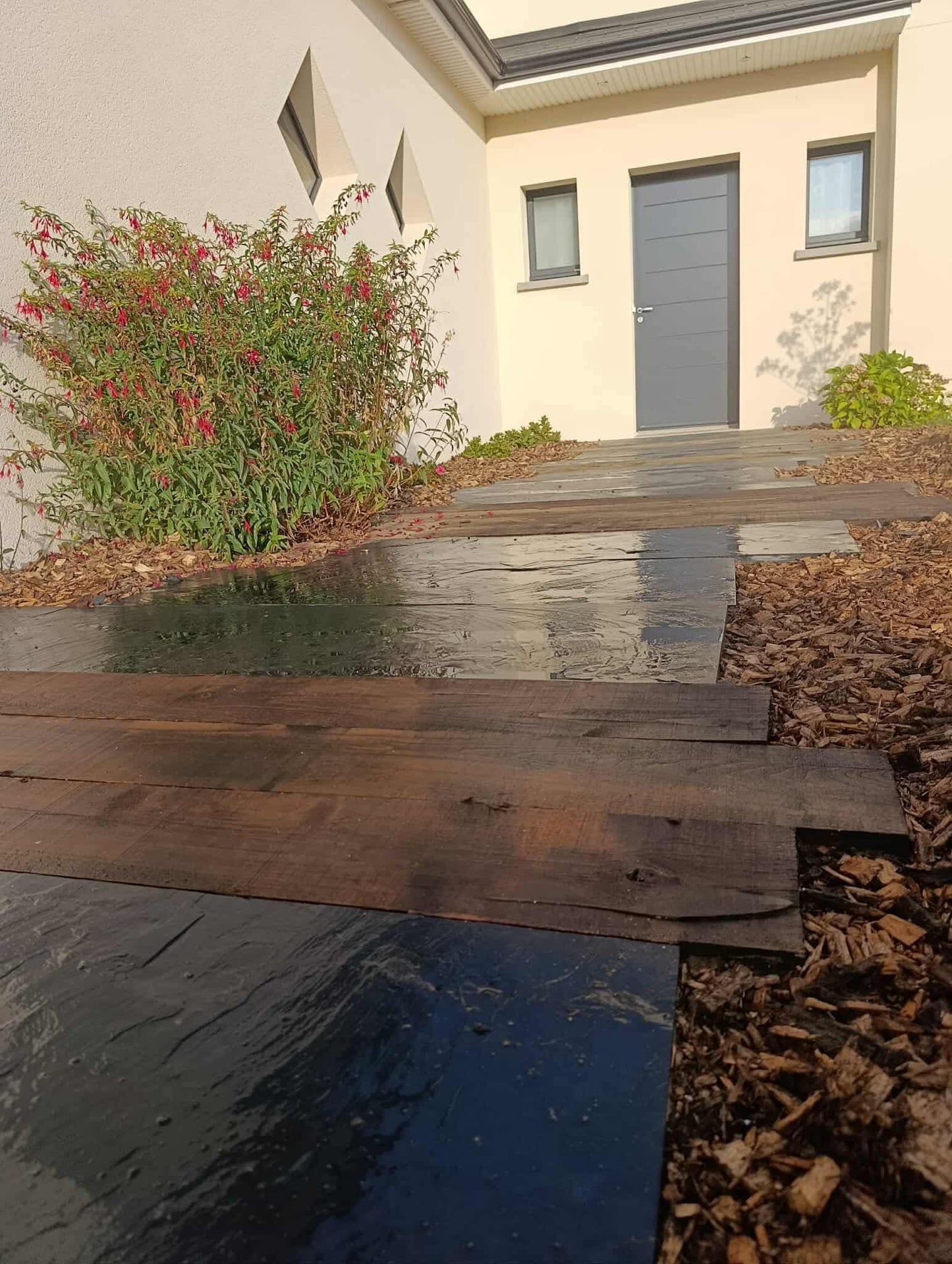 Terrasse en grès cérame | Clôture bois | Jardinière en ardoise
