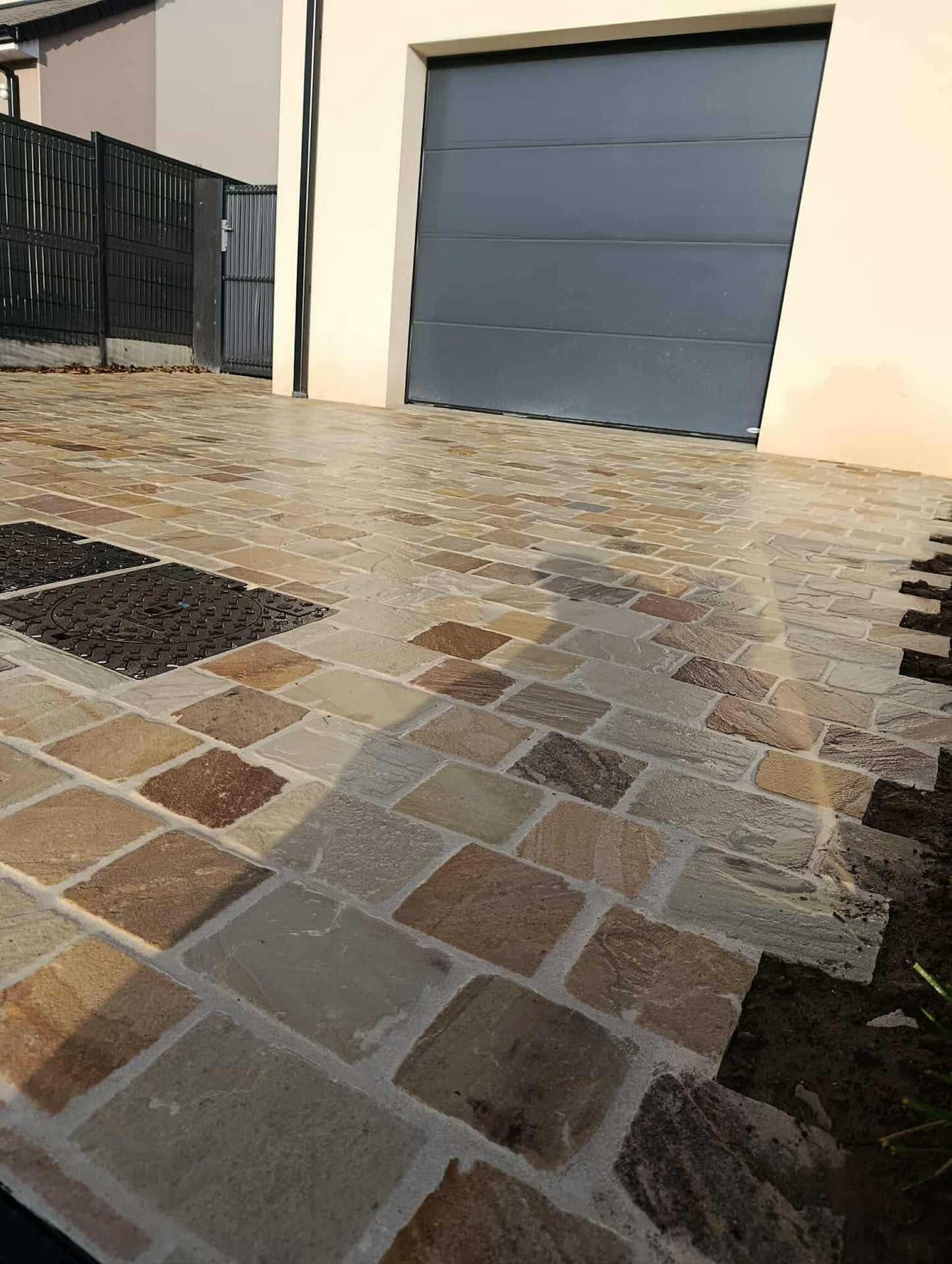 Terrasse en grès cérame | Clôture bois | Jardinière en ardoise