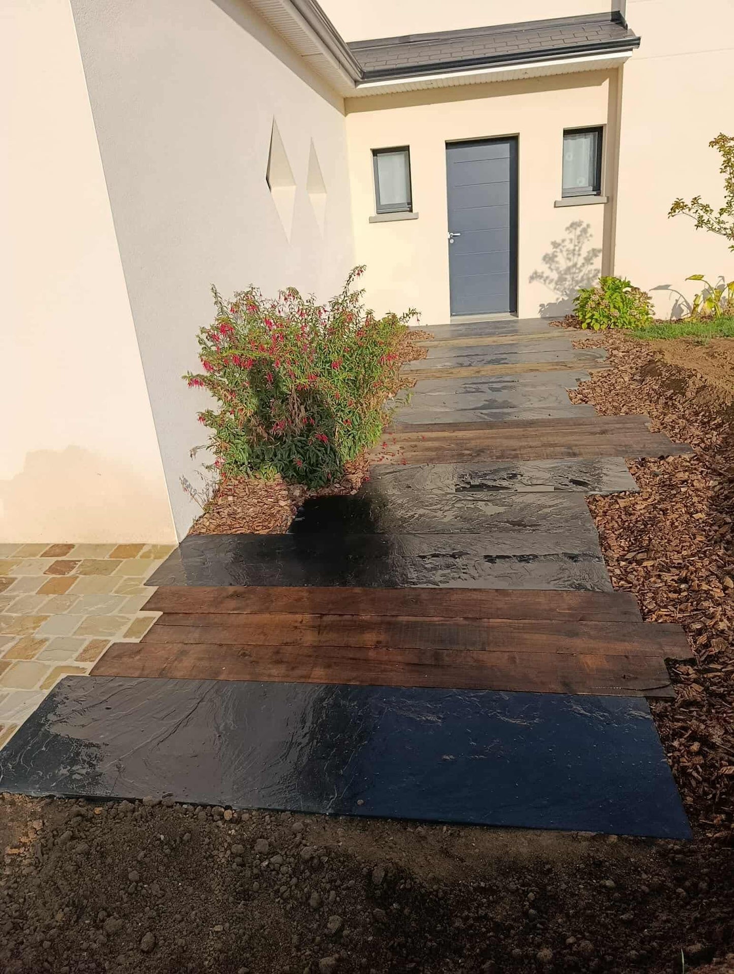Terrasse en grès cérame | Clôture bois | Jardinière en ardoise