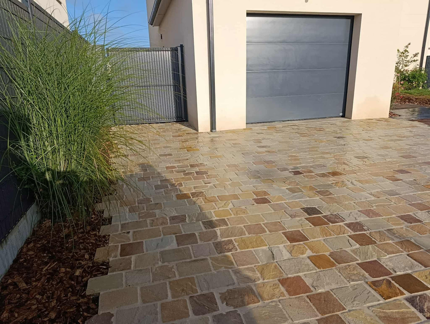 Terrasse en grès cérame | Clôture bois | Jardinière en ardoise