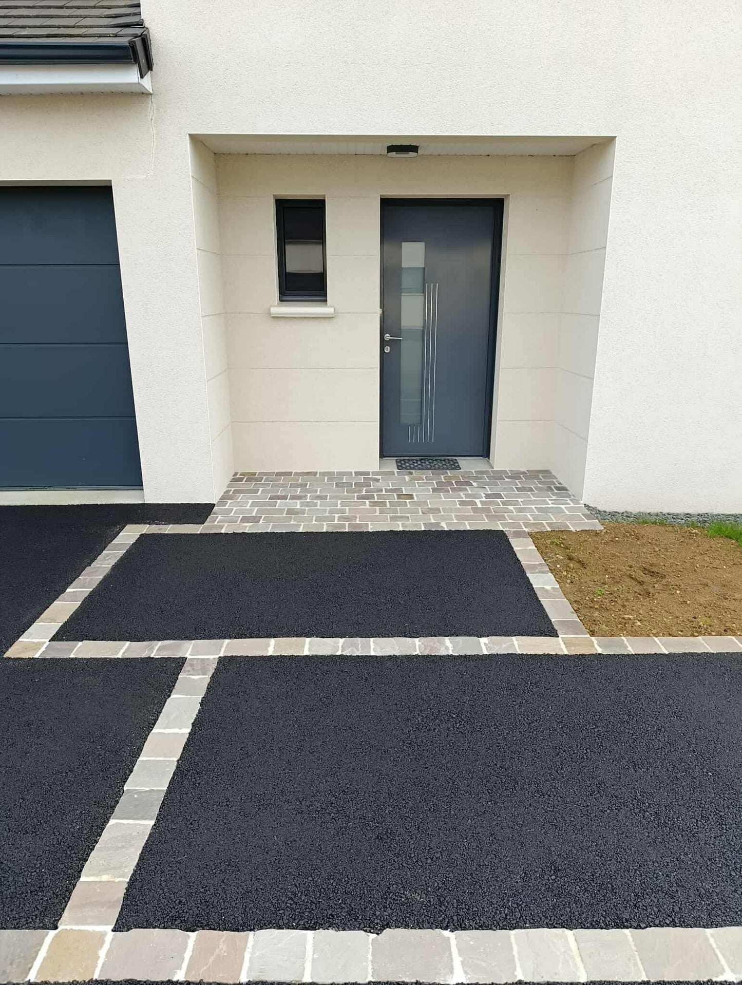 Cour en enrobé à chaud noir | Abri de jardin en composite