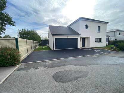 Cour en enrobé à chaud noir | Abri de jardin en composite