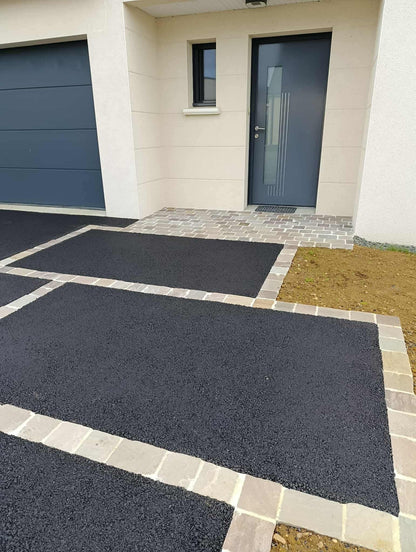 Cour en enrobé à chaud noir | Abri de jardin en composite