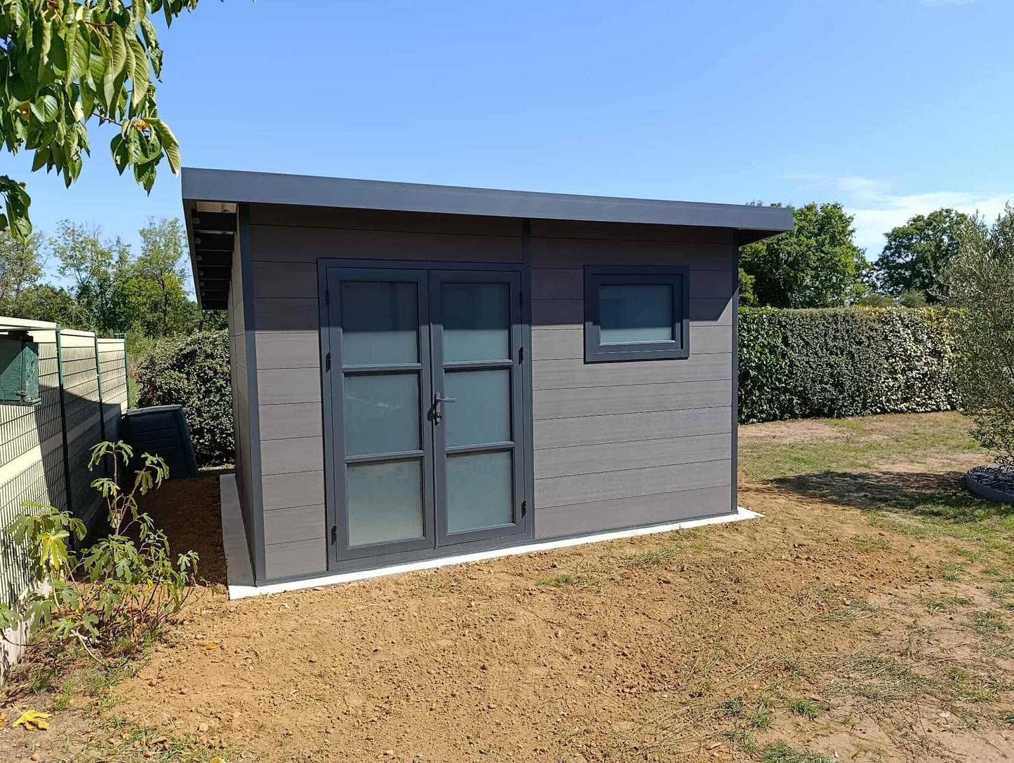 Cour en enrobé à chaud noir | Abri de jardin en composite