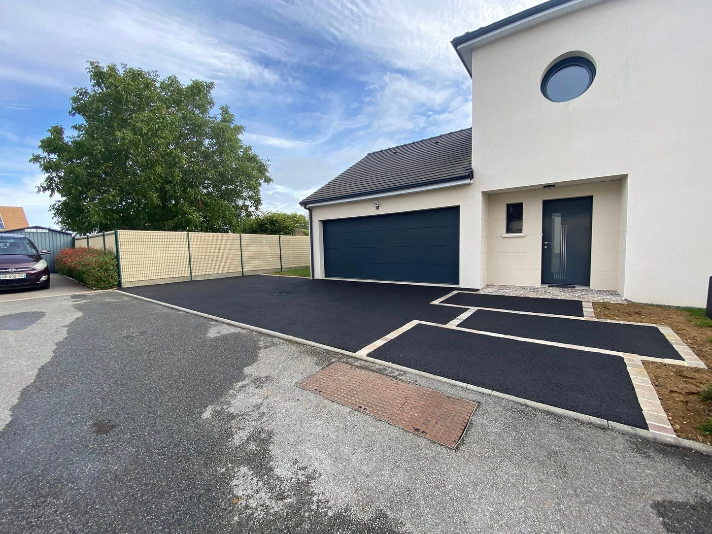 Cour en enrobé à chaud noir | Abri de jardin en composite