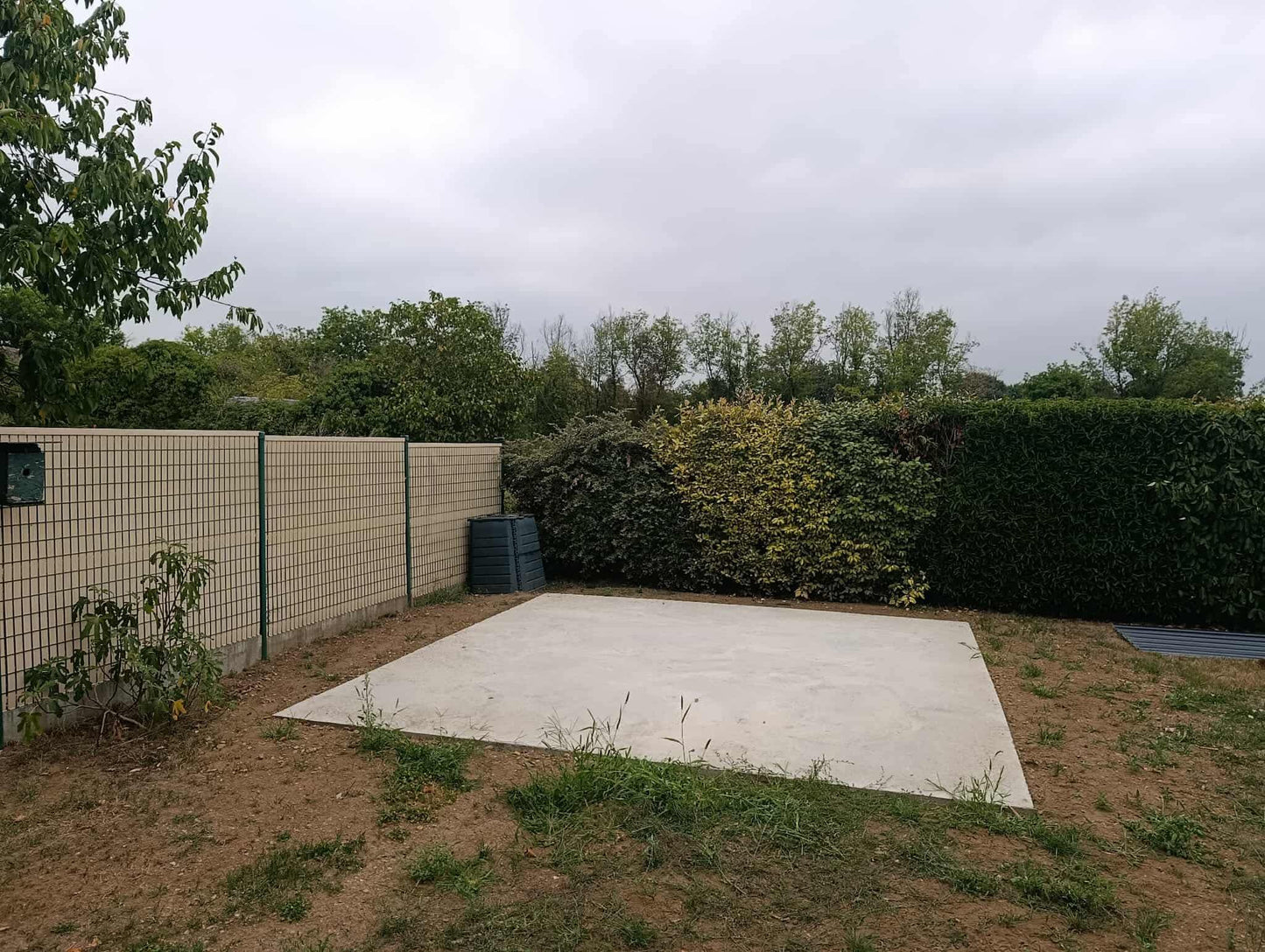 Cour en enrobé à chaud noir | Abri de jardin en composite