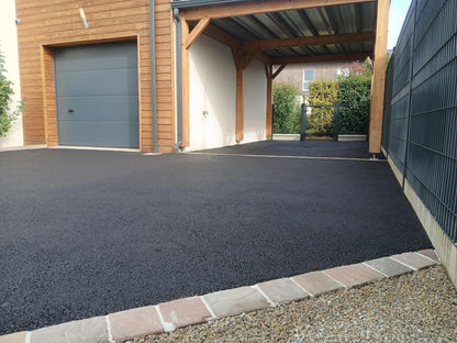 Cour en enrobé à chaud noir intense