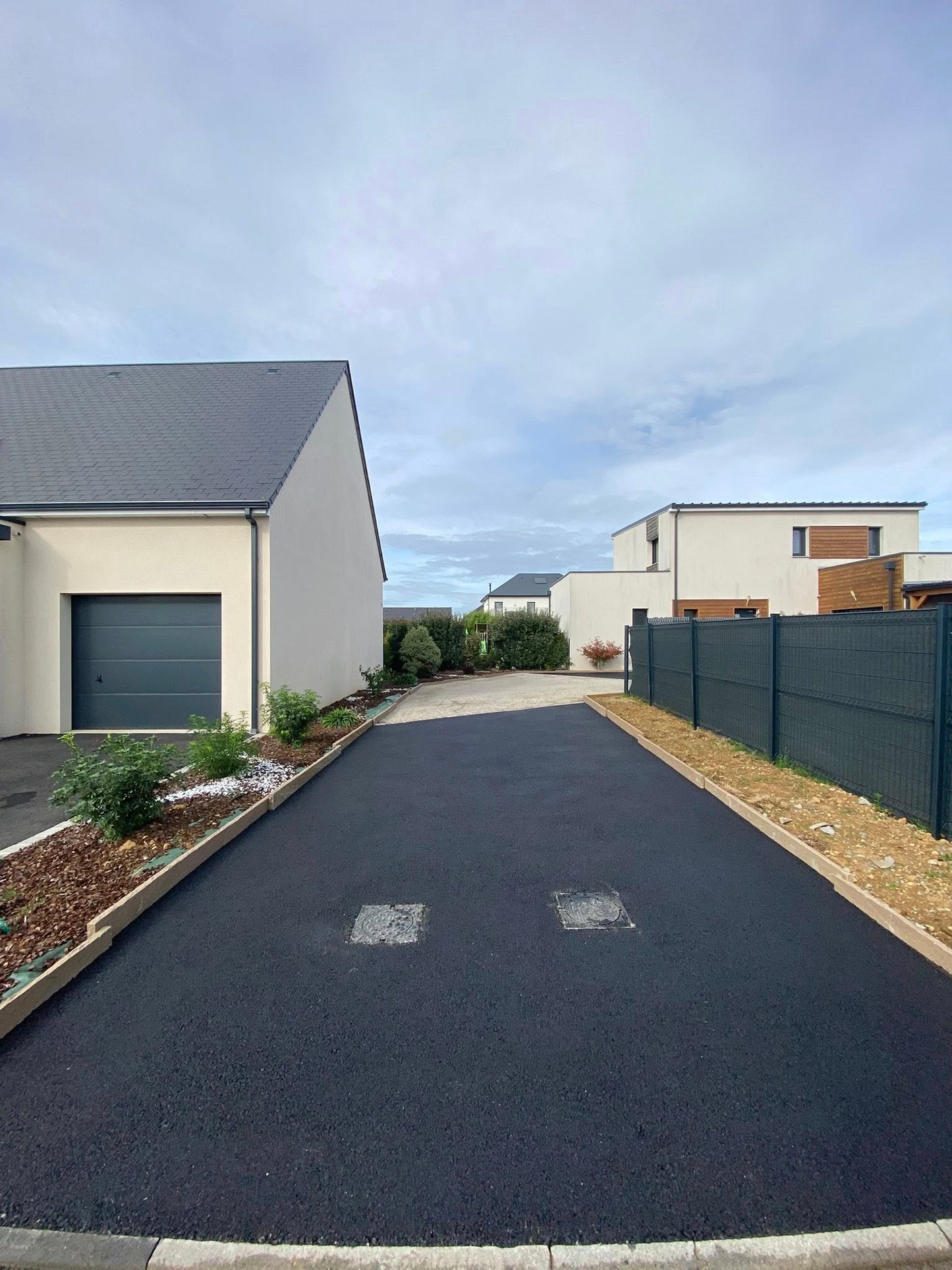 Cour en enrobé à chaud noir intense