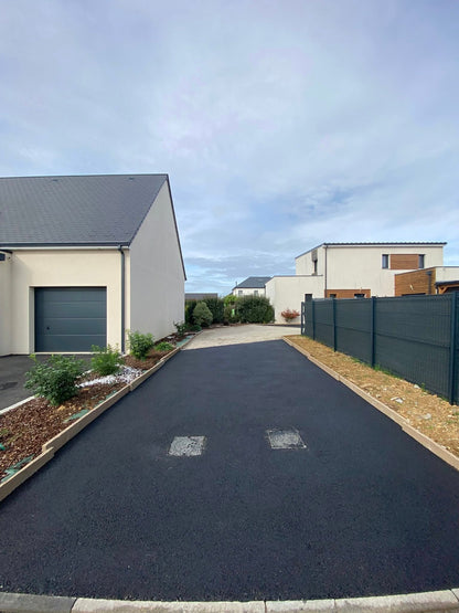 Cour en enrobé à chaud noir intense