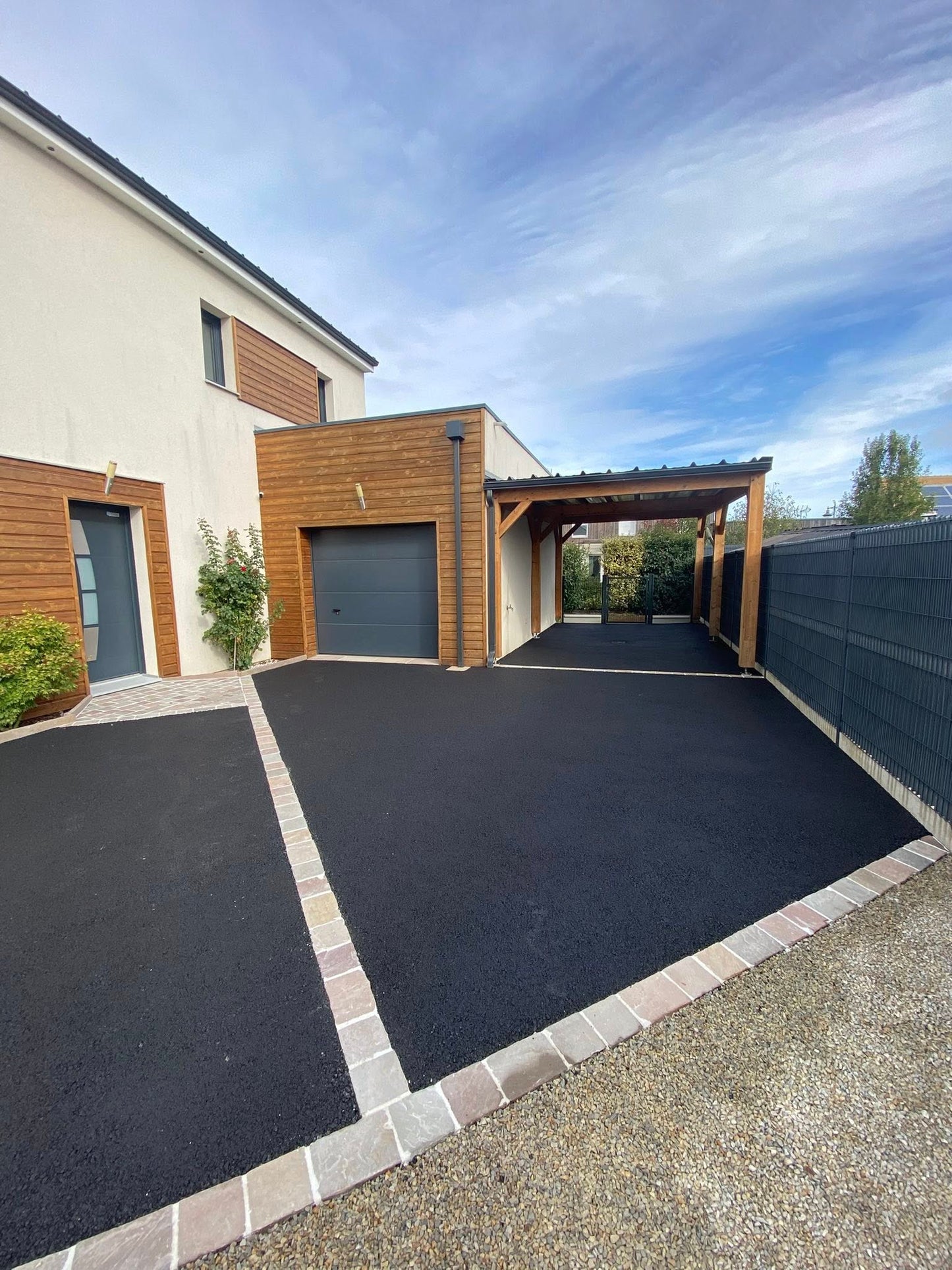 Cour en enrobé à chaud noir intense