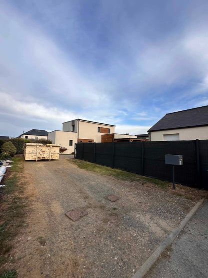 Cour en enrobé à chaud noir intense