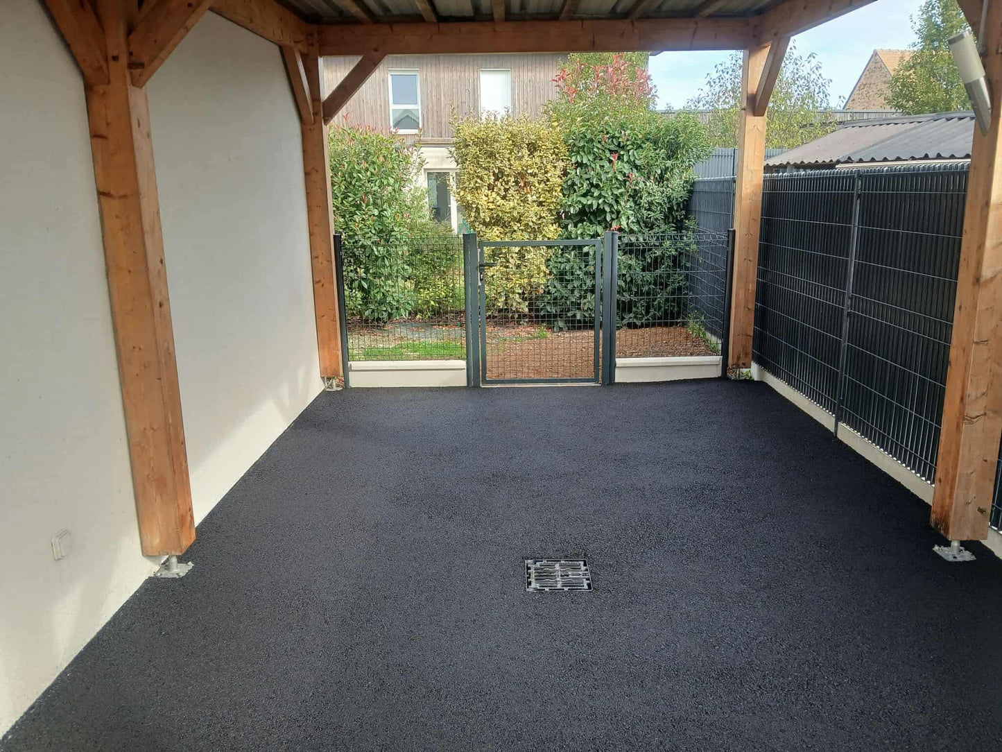 Cour en enrobé à chaud noir intense