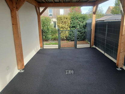 Cour en enrobé à chaud noir intense