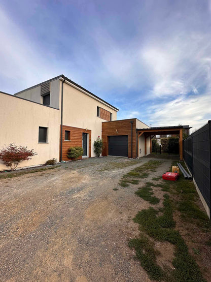 Cour en enrobé à chaud noir intense