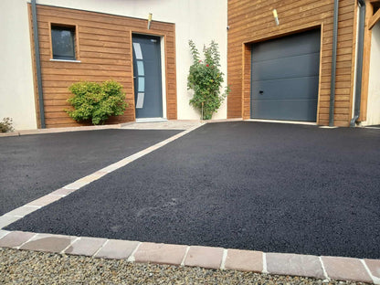 Cour en enrobé à chaud noir intense