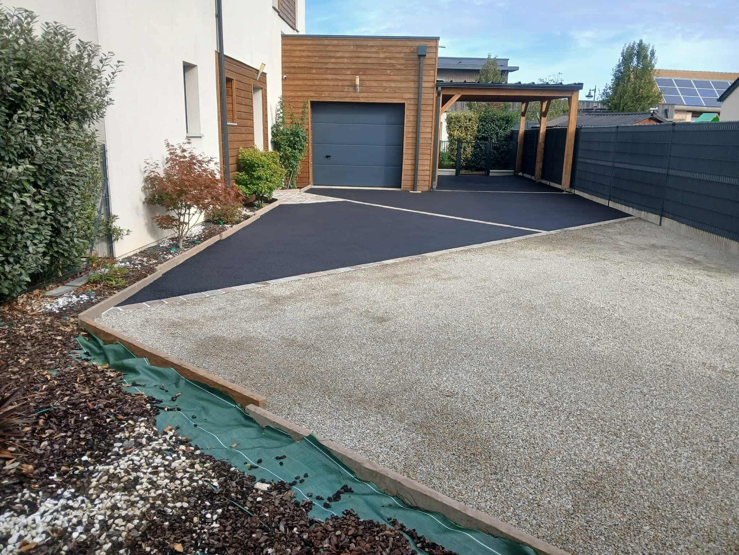 Cour en enrobé à chaud noir intense