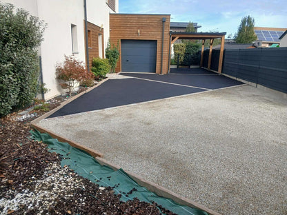 Cour en enrobé à chaud noir intense