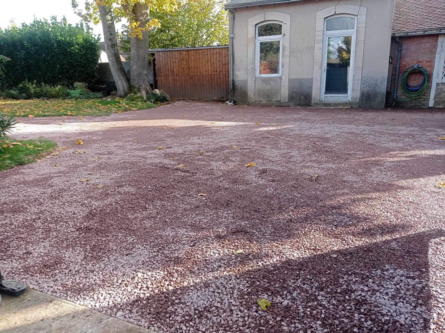 Terrasse pierre naturelle & Cour en empierrement