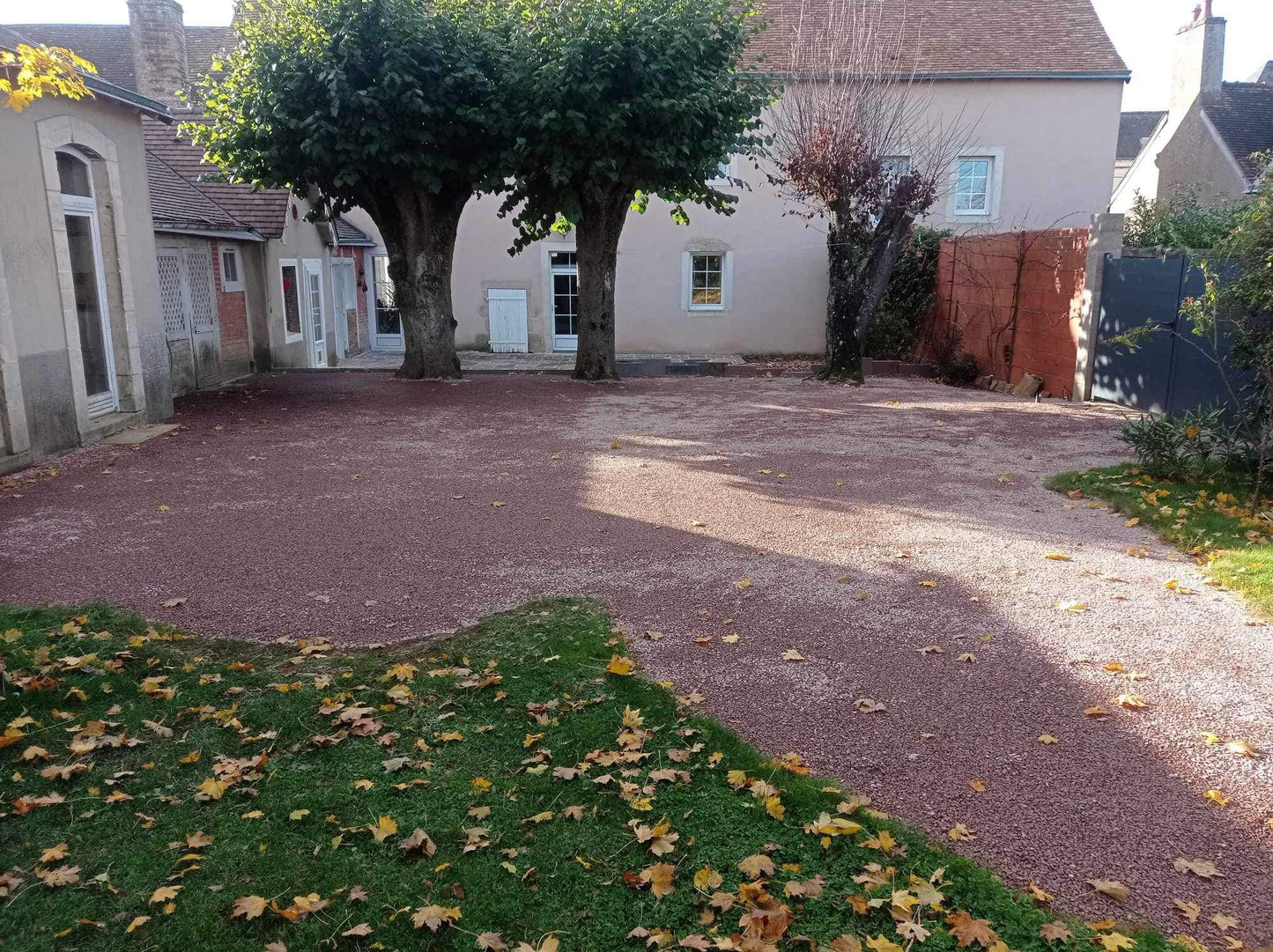 Terrasse pierre naturelle & Cour en empierrement