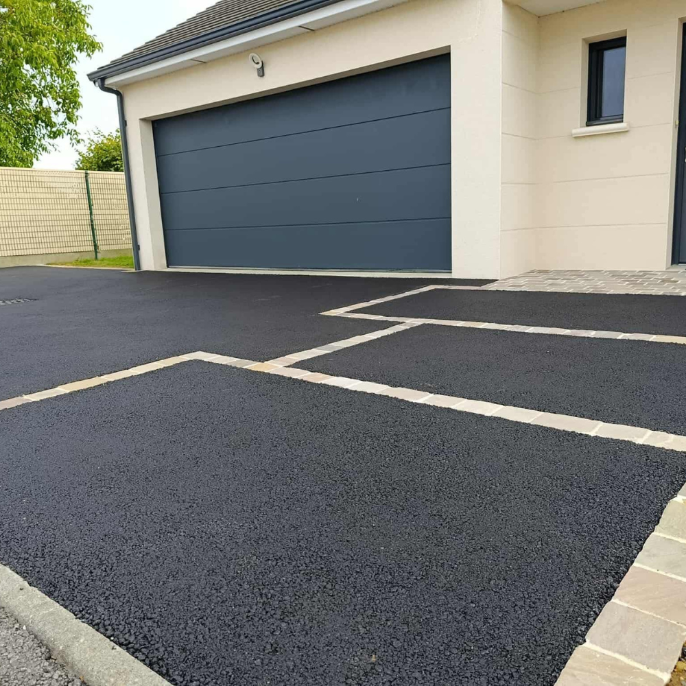 Cour en enrobé à chaud noir | Abri de jardin en composite