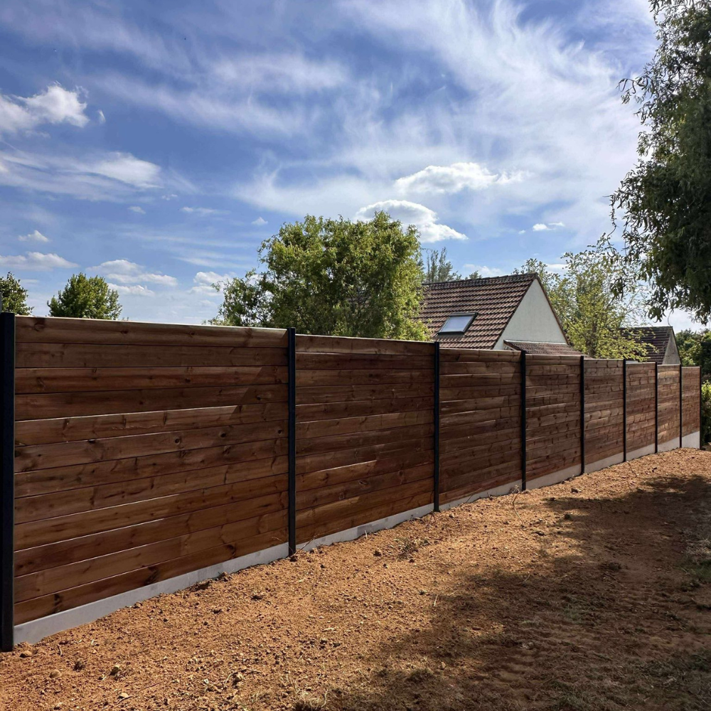 Clôture en bois avec poteaux en aluminium