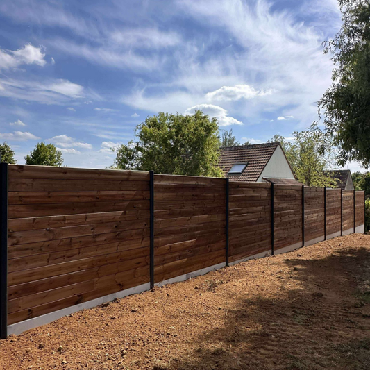 Clôture en bois avec poteaux en aluminium