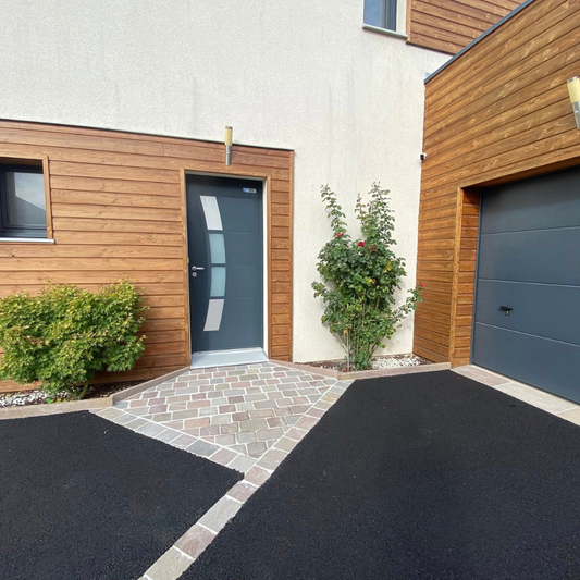 Cour en enrobé à chaud noir intense